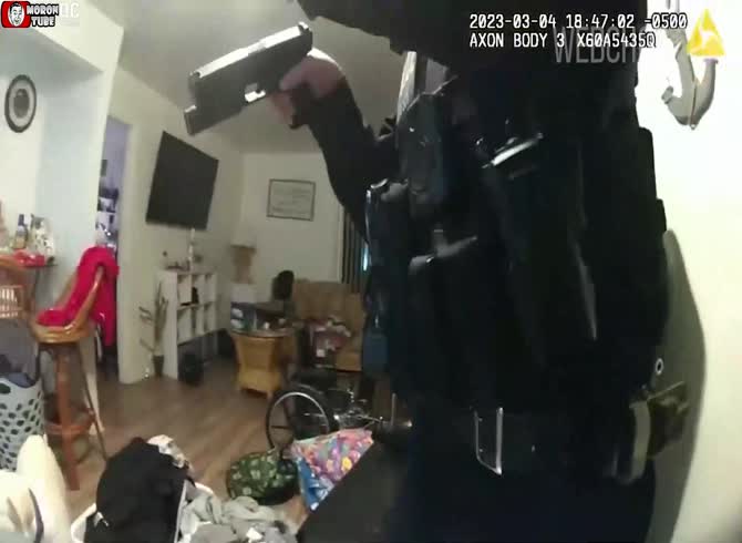 Video :Police shoot a man when he refuses to drop his knife (Warning - disturbing)